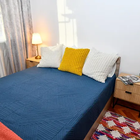 Center Point Apartment *