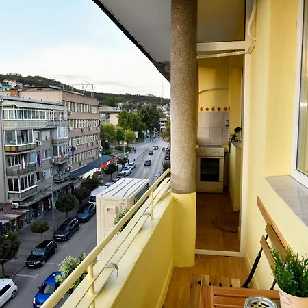 Center Point Apartment *